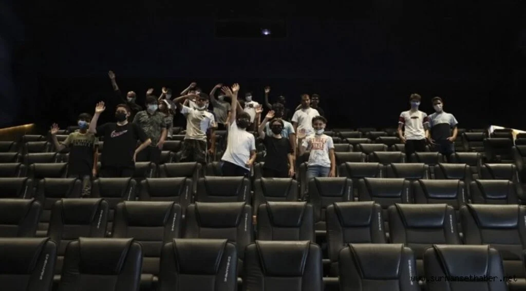 Sinema salonları misafirlerini yeniden ağırlamaya başladı