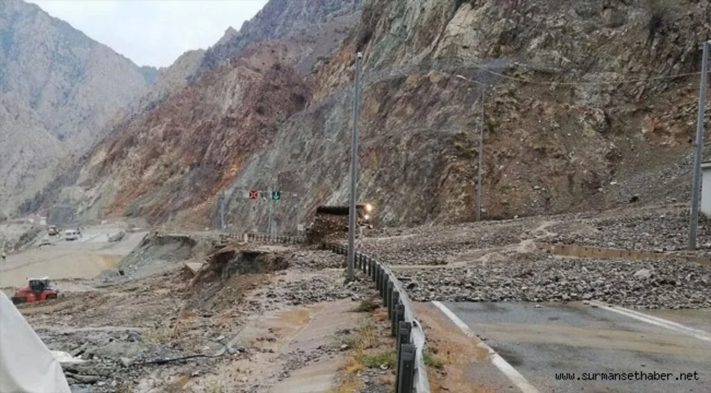 Artvin-Erzurum karayolu heyelan nedeniyle ulaşıma kapandı