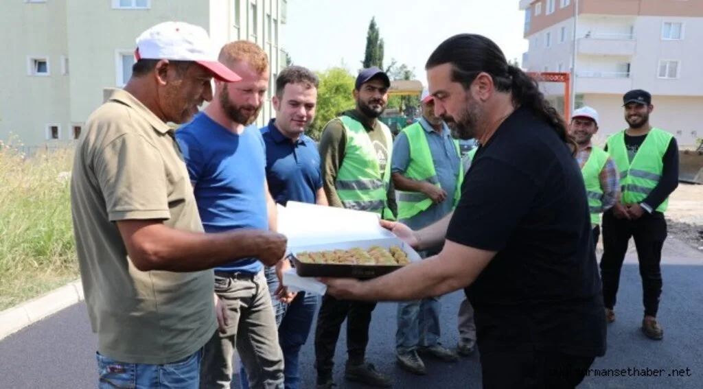 BELEDİYE MECLİS ÜYESİ ADEM YILDIRIM’DAN ASFALTLAMA EKİBİNE TATLI SÜRPRİZ