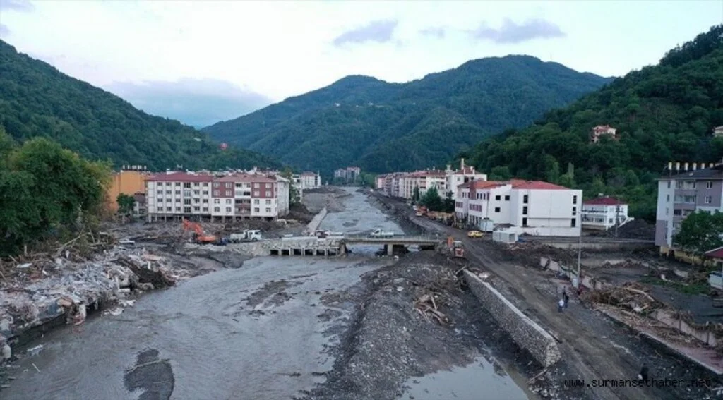 Bozkurt'ta Ezine Çayı'nın yatağı selde 40 metre genişlemiş