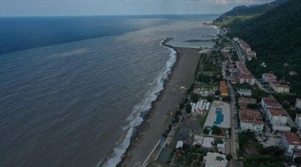 Bozkurt'taki sel nedeniyle Karadeniz'in rengi kahverengiye döndü