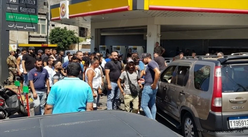Ekonomik krizdeki Lübnan'da elektrik kesintileri ve yakıt kuyrukları hayatı çekilmez hale getiriyor