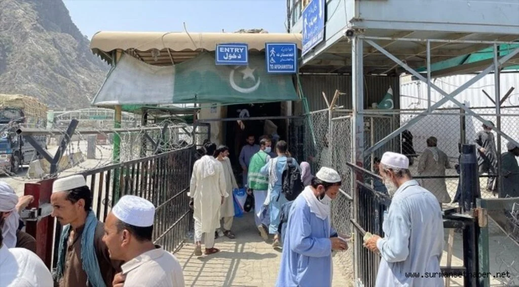 Pakistan'a gitmek isteyen Afganların sınırdaki bekleyişi sürüyor