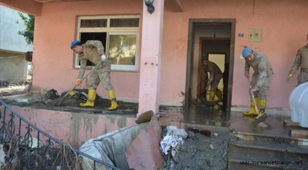 Sel Yaşanan Kastamonu'da Vatandaşlarımız Evlerini Temizleyen Jandarma'ya Minnettar
