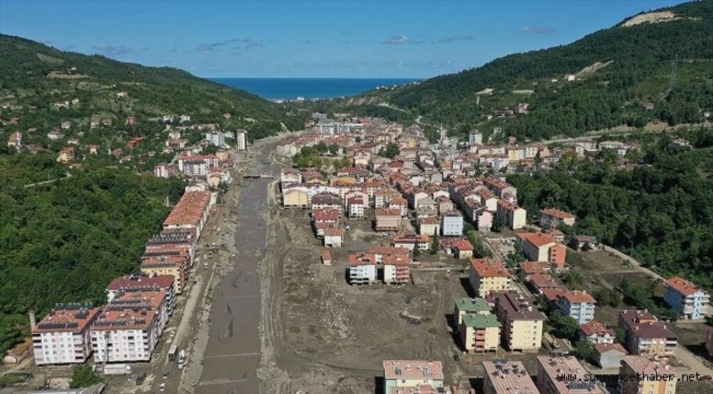 Bozkurt'ta ekipler 25 gündür selin izini silmeye çalışıyor