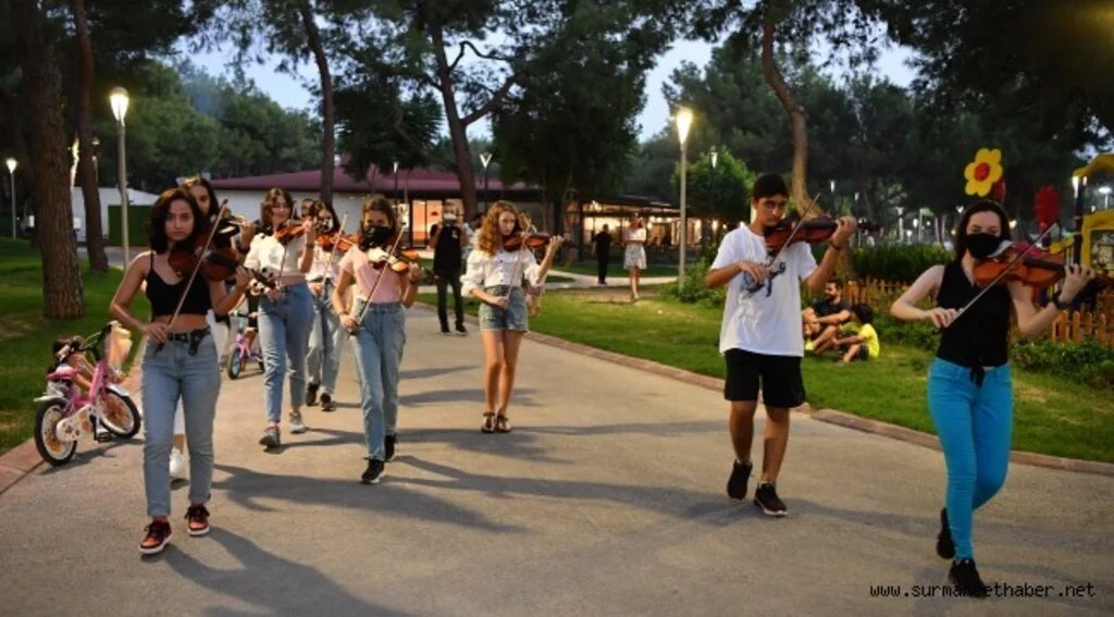  Konyaaltı Oda Orkestrası’ndan ‘flash mob’ sürprizi 