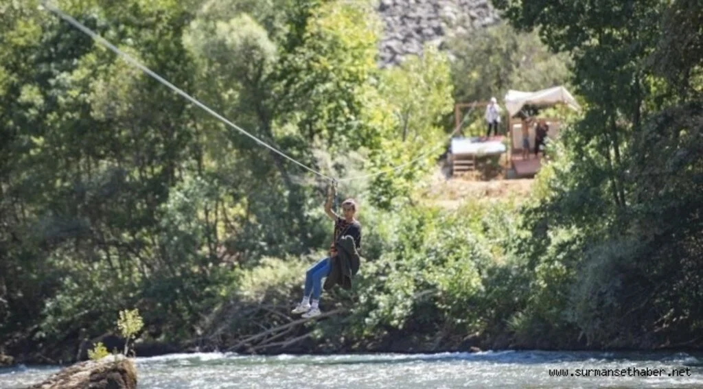 Munzur Çayı üzerine kurulan "zipline" adrenalin tutkunlarının vazgeçilmezi oldu