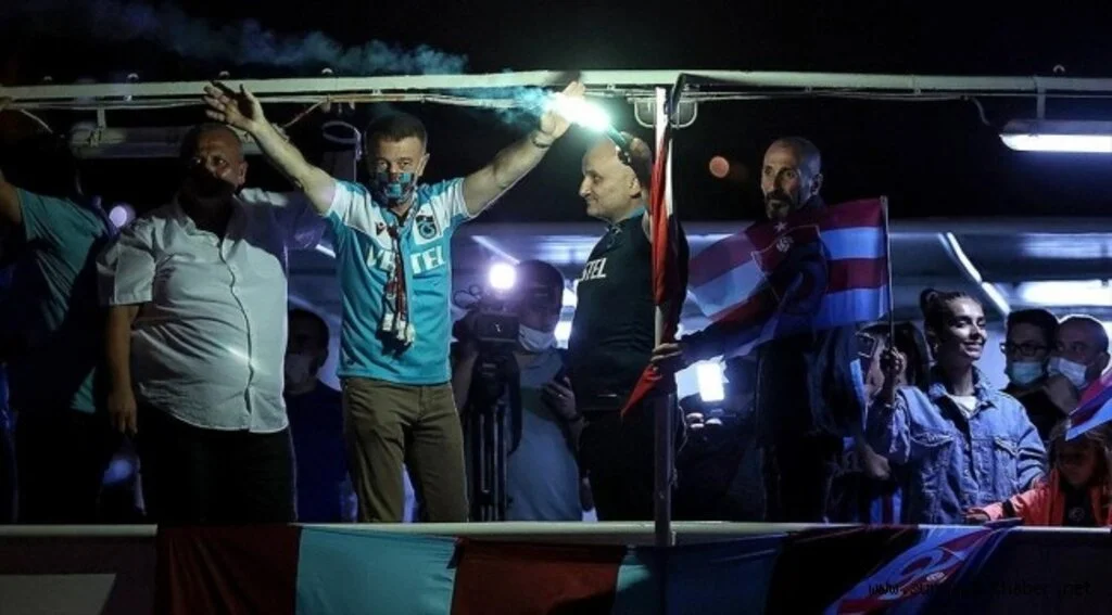 Trabzonspor'un kuruluşunun 54. yılı İstanbul'da meşalelerle kutlandı