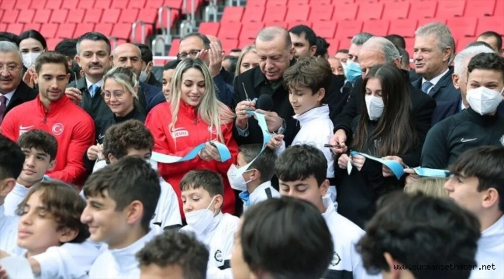 Cumhurbaşkanı Erdoğan, Alsancak Mustafa Denizli Stadı'nın açılışını yaptı