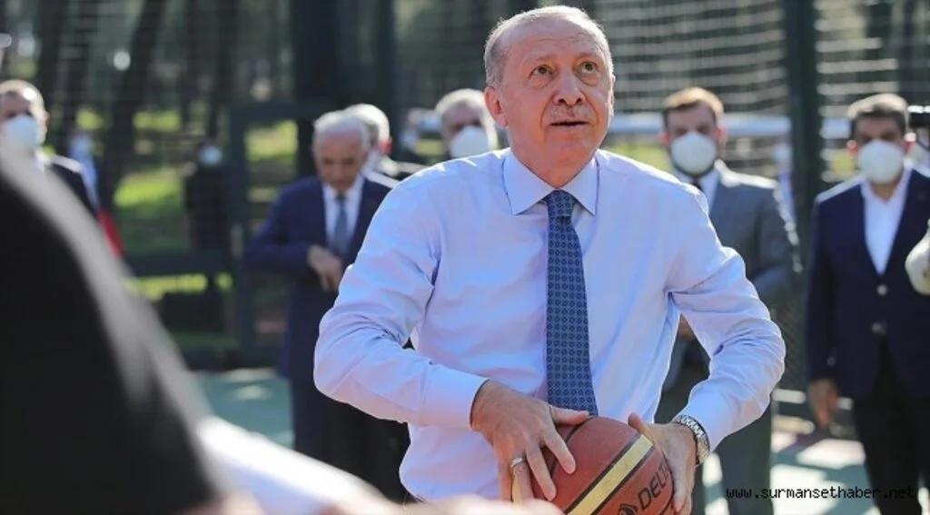Cumhurbaşkanı Erdoğan, Ümraniye Millet Bahçesi'nde gençlerle basketbol oynadı
