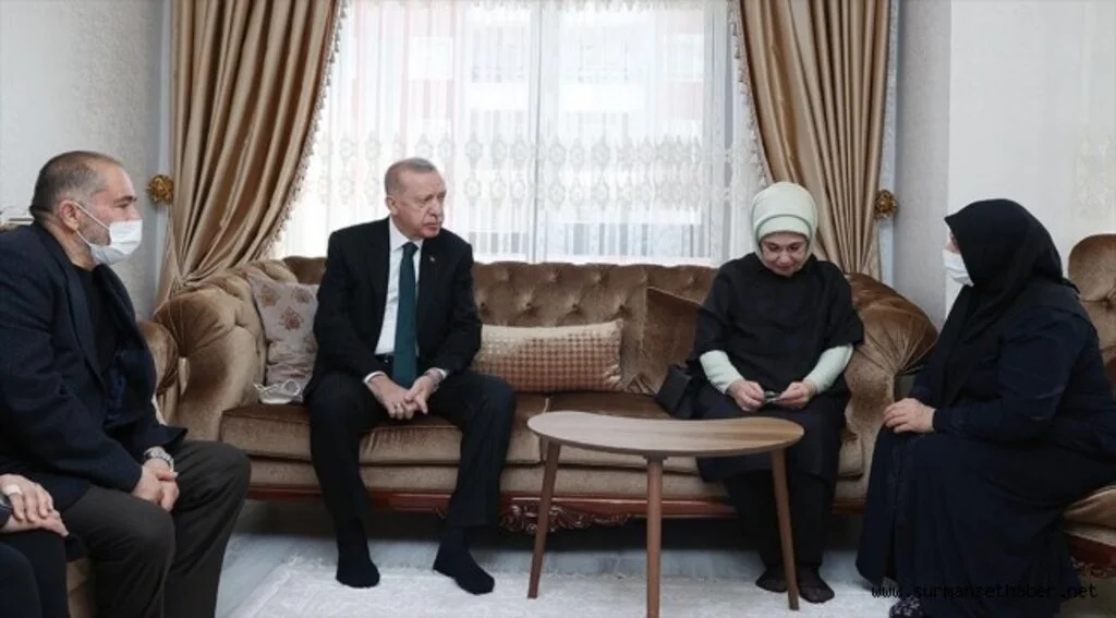 Cumhurbaşkanı Erdoğan ve eşi Emine Erdoğan, kılıçlı saldırıda hayatını kaybeden Başak Cengiz'in ailesini ziyaret etti