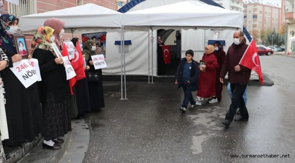 Diyarbakır annelerinin evlat nöbetine bir aile daha katıldı