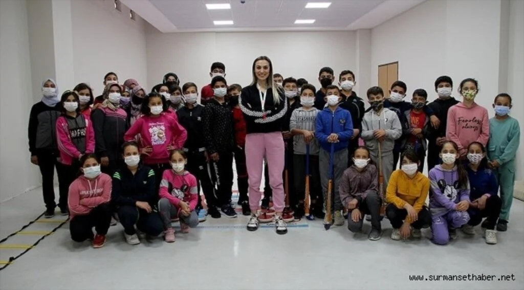 Köy okulundan şampiyonlar çıkaran Cansu öğretmen gözünü yeni madalyalara dikti