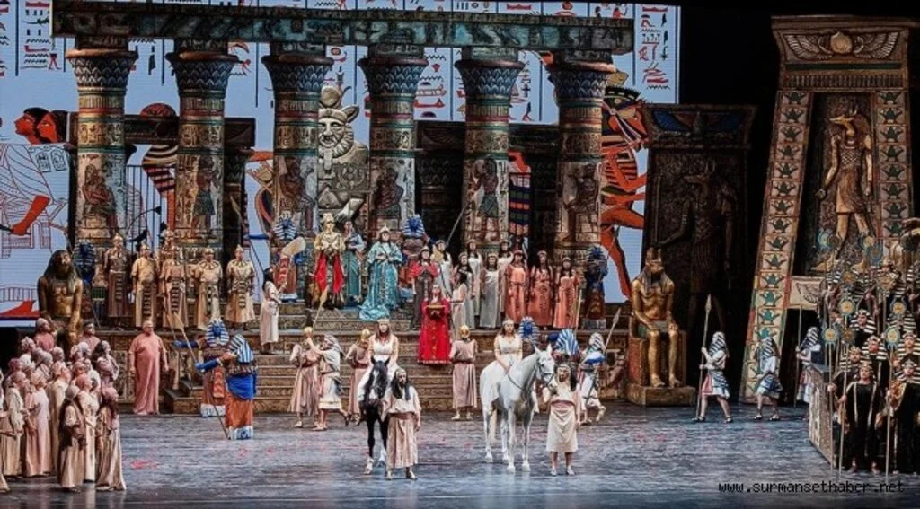 Kültür ve Turizm Bakanı Ersoy'un da izlediği 'Aida' kapalı gişe oynadı