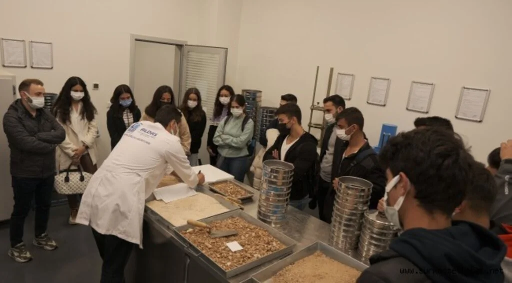   Üniversiteliler yapı malzemeleri laboratuvarını gezdi
