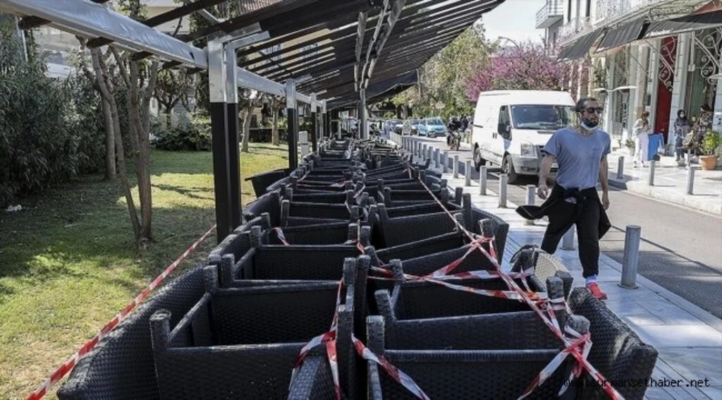 Yunanistan'da lokanta ve kafeler kepenk kapattı
