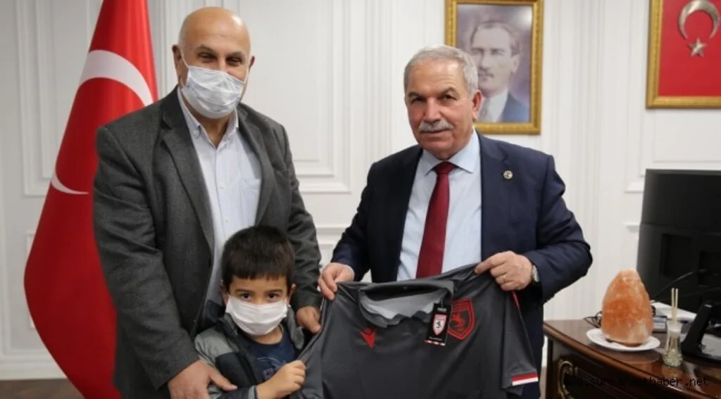 BEN BİLİRİM DİYEN 5 TALİHLİ ATATÜRK İMZALI SAMSUNSPOR FORMASINI TESLİM ALDI