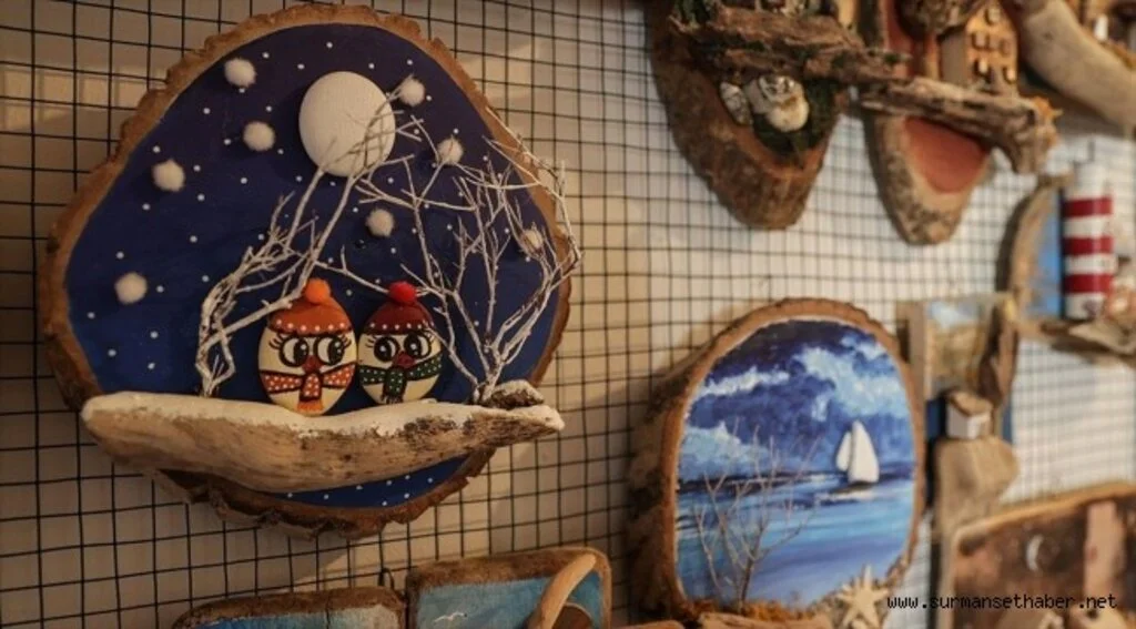 Denizden topladığı ağaç parçalarını sanat eserine dönüştürüyor