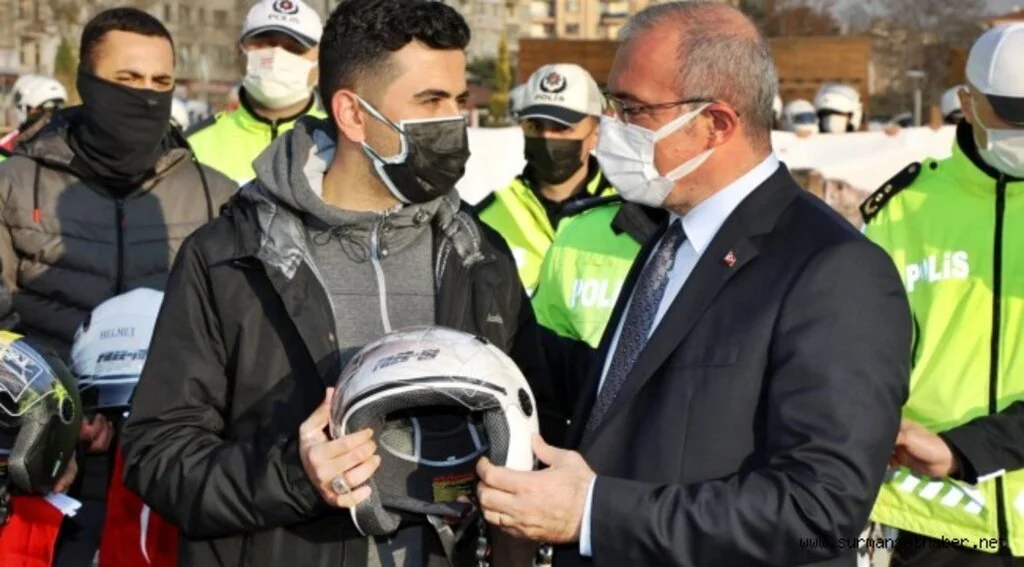 Elazığ'da Motosiklet Sürücülerine Kask Dağıtıldı