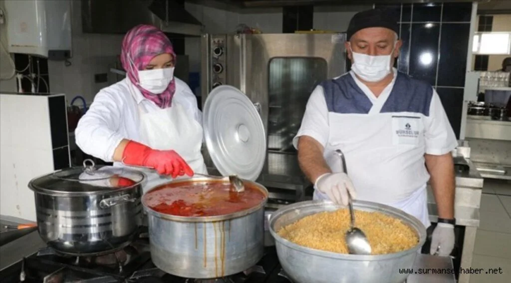 İhtiyaç Sahiplerinin İstihdam Edildiği Projeyle Dezavantajlı Ailelere Yemek Dağıtılıyor