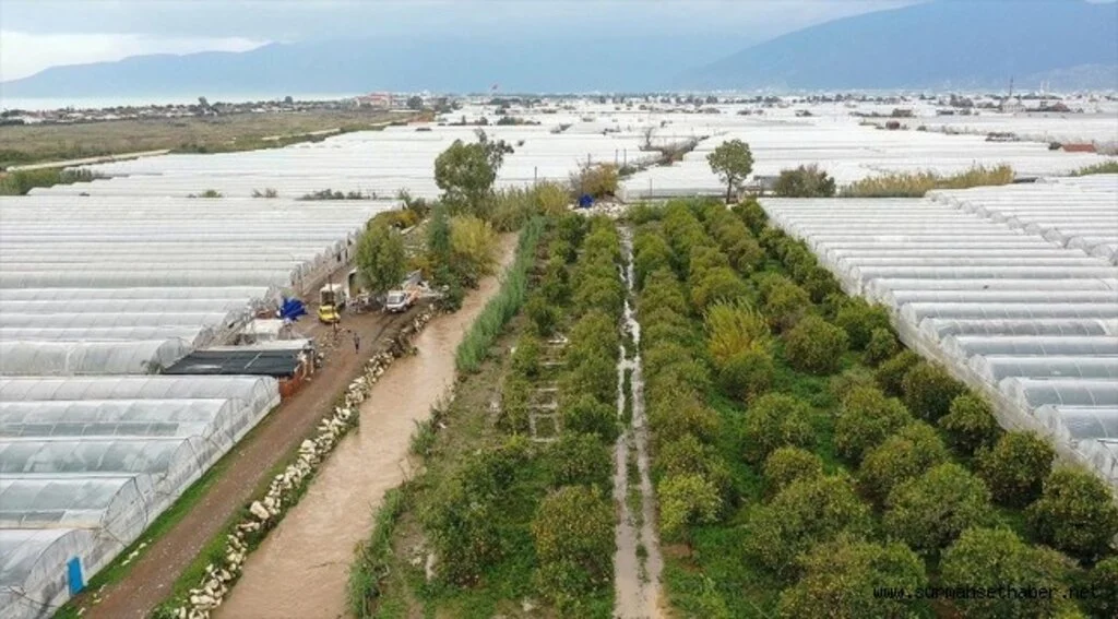 Kırmızı kodla aşırı yağış uyarısı yapılan Antalya'da hasar tespit çalışmalarına başlandı