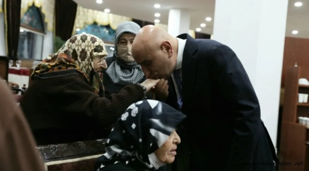 BAŞKAN ALTINOK HUZUREVİ SAKİNLERİNİN YENİ YILINI KUTLADI