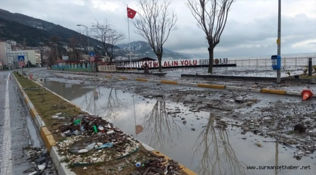 Dev dalgaların ulaşımı aksattığı Karadeniz sahil yolunda trafik normale döndü