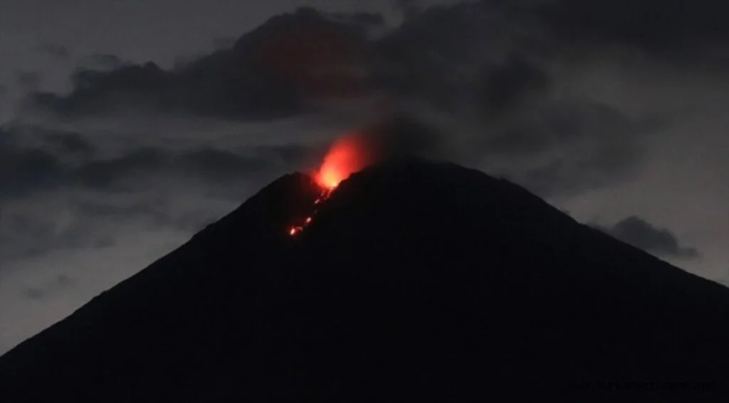 Galapagos Adaları'ndaki Wolf Yanardağı'nda patlama oldu