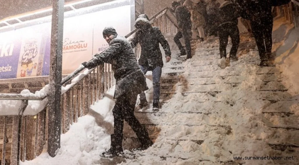 Günlerdir Yapılan Tüm Uyarılara Rağmen Beklenen Kar İstanbul'u Esir Aldı
