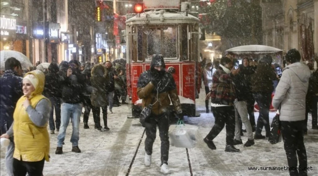 İstanbul'da kar yağışı etkisini sürdürüyor