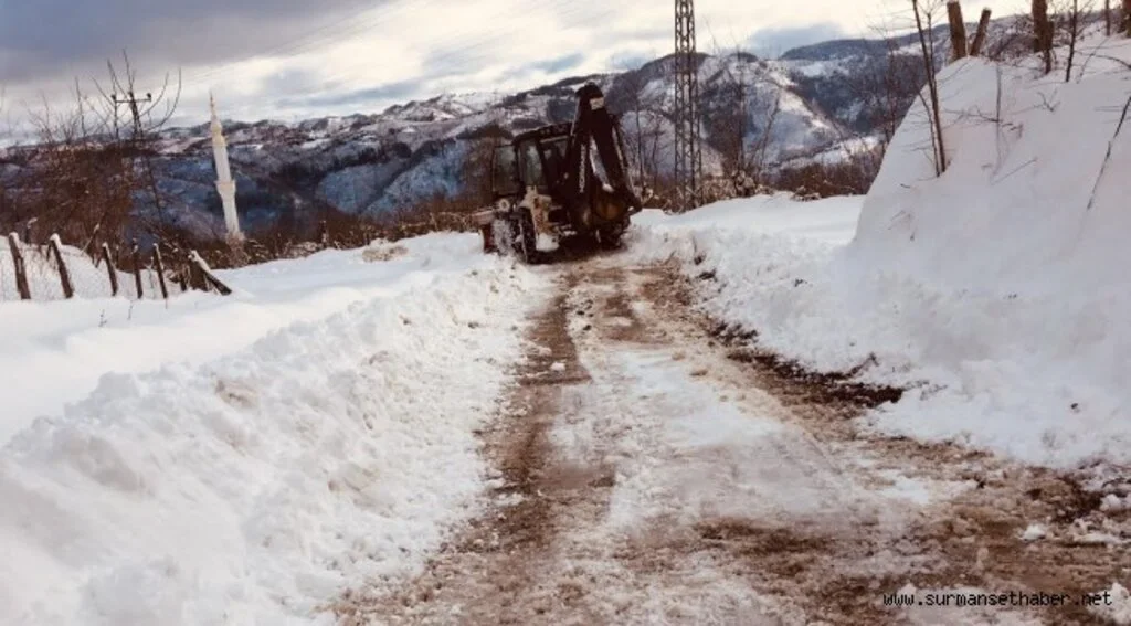 Samsun’un Salıpazarı ilçesinde ekipler karla mücadele ediyor. 