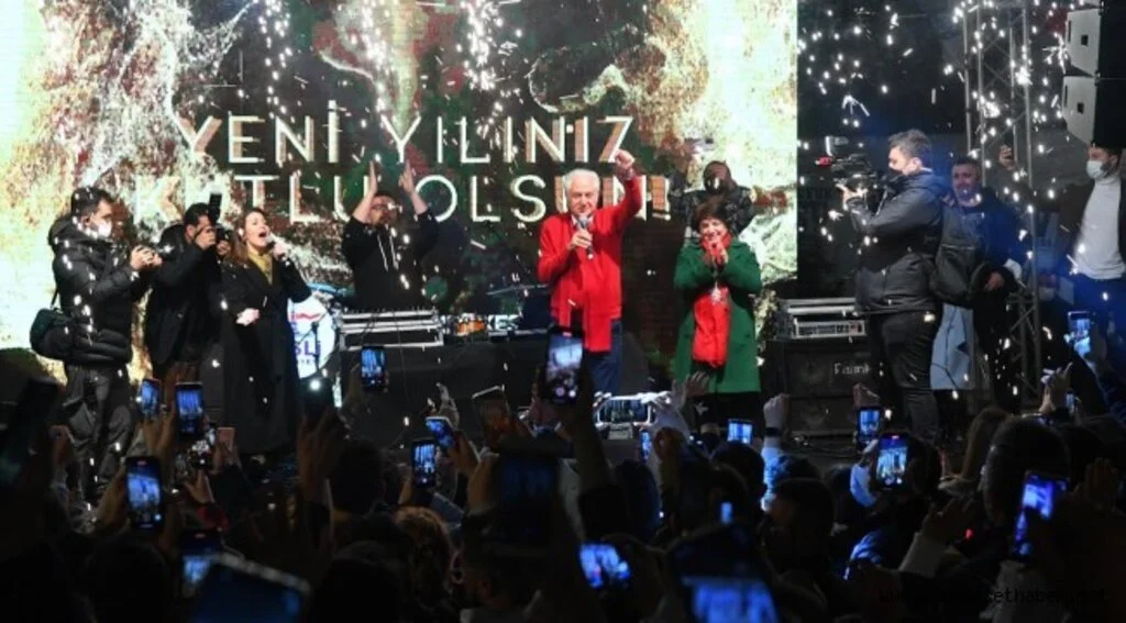 ŞİŞLİ’DE YENİ YIL BÜYÜK BİR COŞKUYLA KUTLANDI