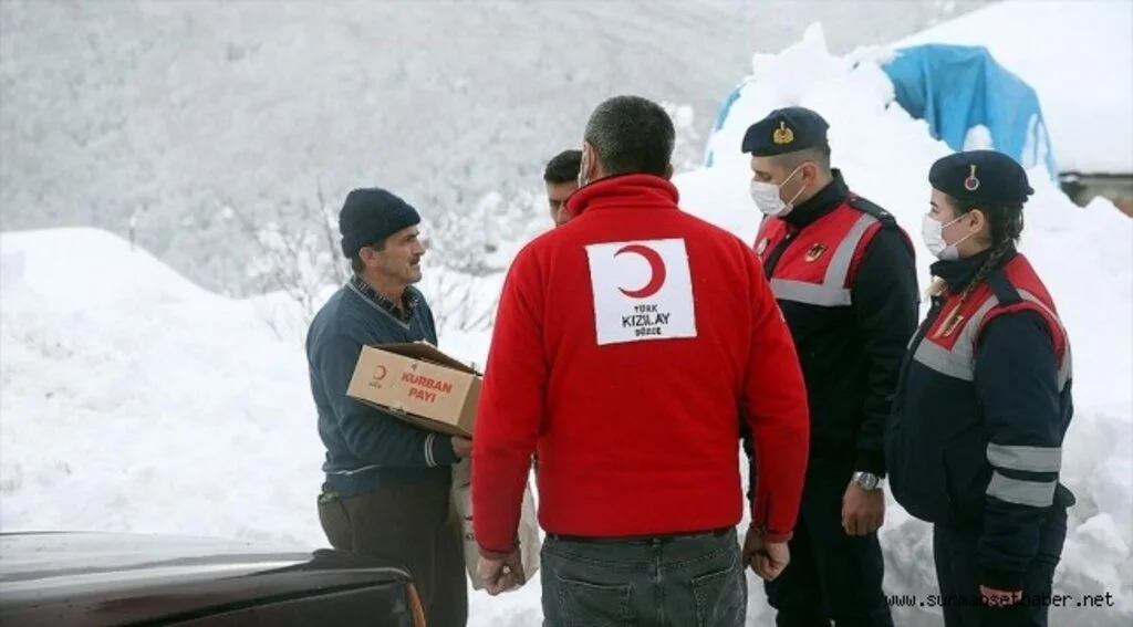 Türk Kızılay ekipleri tüm Ülkede karda yolda kalanların yardımına koşuyor