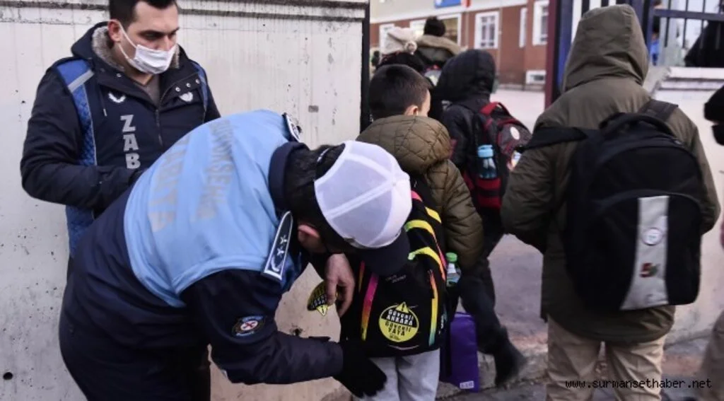 BAŞKENT’TE ÖNCELİK CAN GÜVENLİĞİ: ÖĞRENCİLER İÇİN REFLEKTÖRLÜ ÇIKARTMA UYGULAMASI BAŞLADI