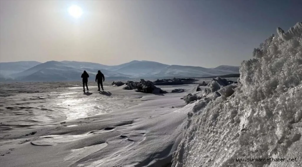 Çıldır Gölü'ne gelen turistler buz kütleleriyle hatıra fotoğrafı çektiriyor