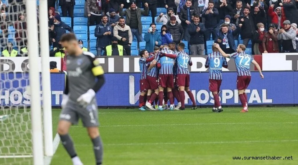 Lider Trabzonspor'dan Evinde Seyircisine Futbol Resitali
