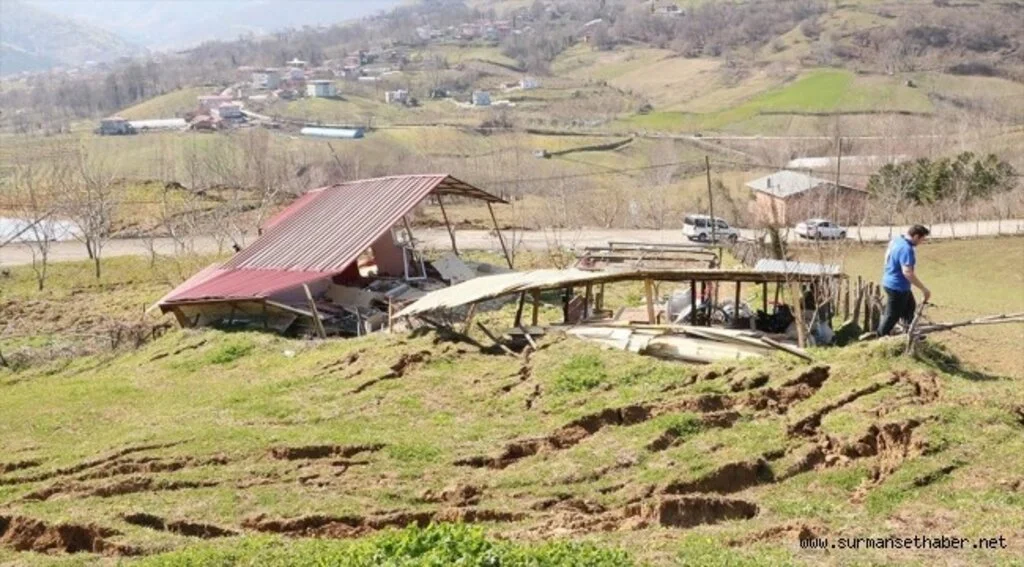Samsun'da heyelan sonucu bağ evi yıkıldı, yolda çökmeler oluştu