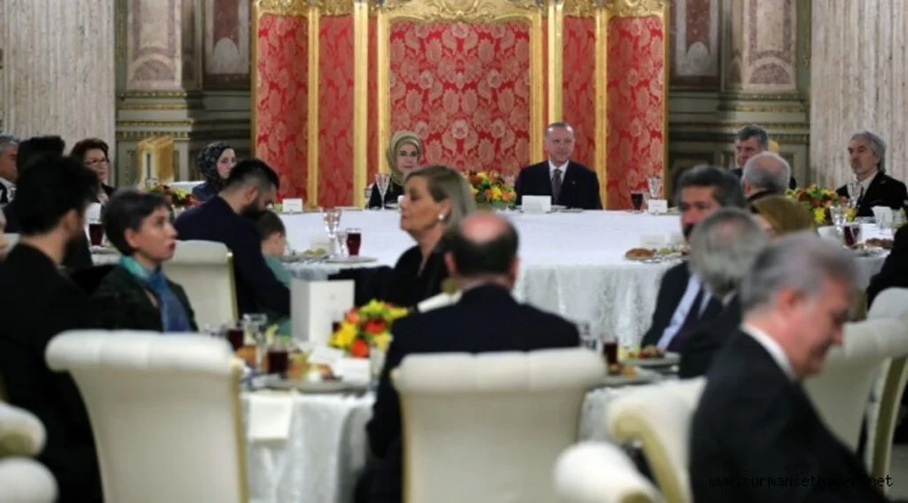 Cumhurbaşkanı Erdoğan ve eşi Emine Erdoğan, sanatçılarla iftar yemeğinde bir araya geldi