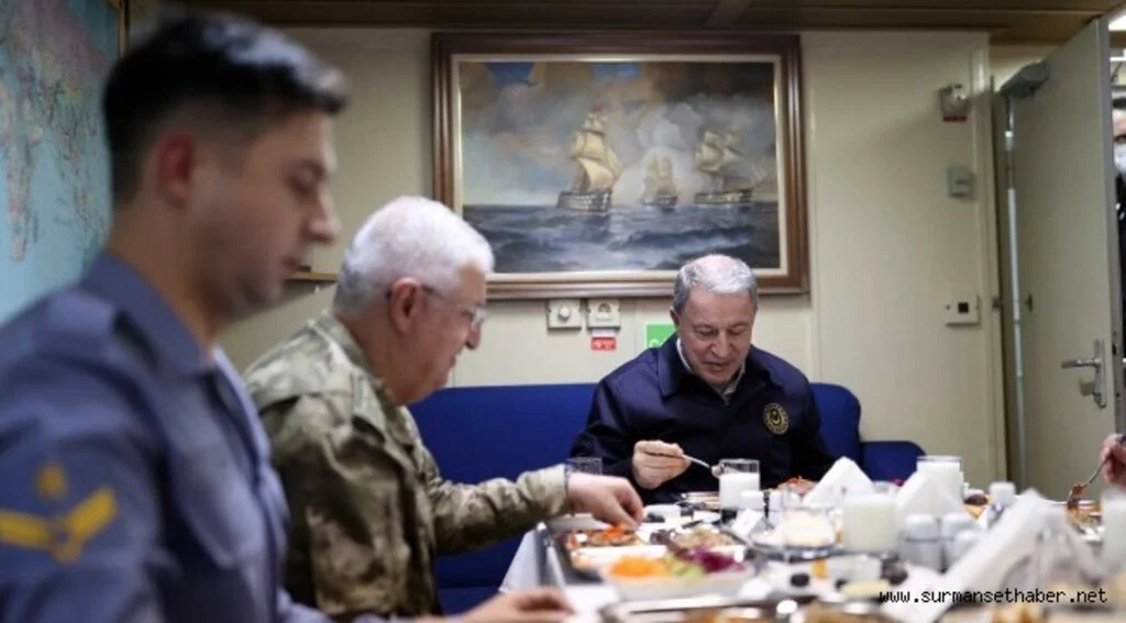 Hulusi Akar, TCG KEMALREİS Fırkateyni’nde Görevli Mehmetçik ile İftar Yaptı