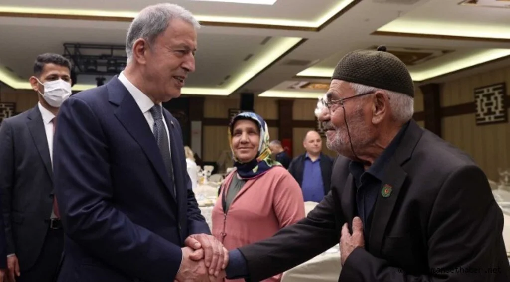 Millî Savunma Bakanı Hulusi Akar, Şehit Aileleri ve Gazilerle İftarda Bir Araya Geldi
