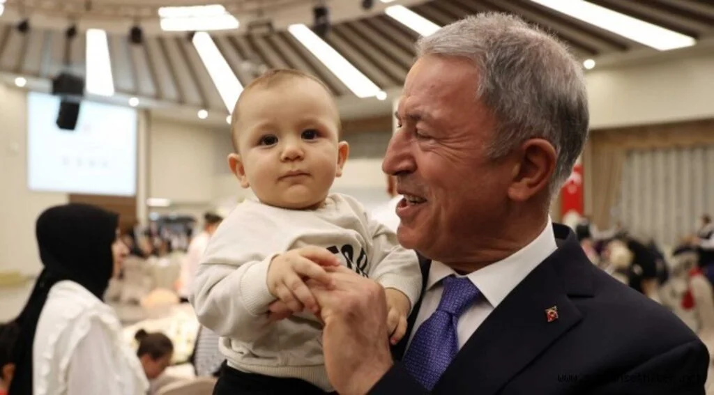 Milli Savunma Bakanı Hulusi Akar, Şehit Aileleri ve Gazilerle İftarda Bir Araya Geldi