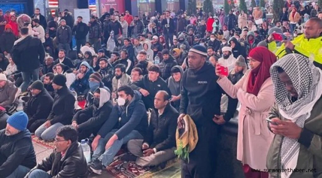 Times Meydanı'nda Tarihi Anlar. Binlerce Müslüman Teravih Namazı Kıldı