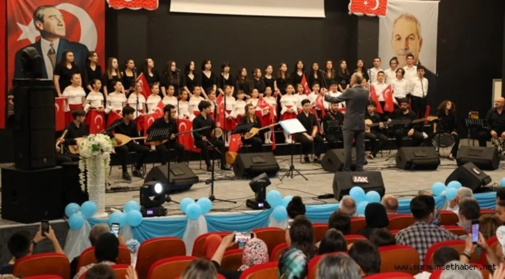 İLKADIM ÇOCUK VE GENÇLİK KOROSU TÜRKÜ SEVERLERE UNUTULMAZ BİR GECE YAŞATTI