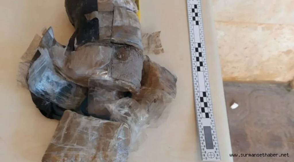 Patlamaya Hazır Bombalı Düzenek İle Bir Canlı Bomba Yeleği Ele Geçirildi