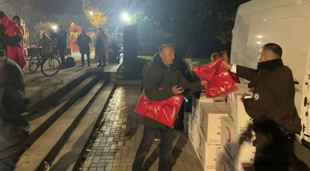 Düzce'de Vatandaşlara Battaniye Ve Sıcak Çorba Dağıtıldı