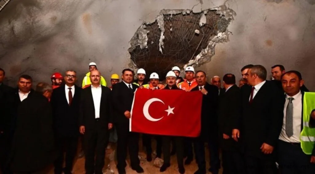 Ulaştırma ve Altyapı Bakanı Adil Karaismailoğlu: ''Karadeniz Bölgesi’nin İç Anadolu Bölgesi’ne açılan kapısı Kırkdilim Geçişinde  T1 Tüneli’nde de ışık görüldü.''