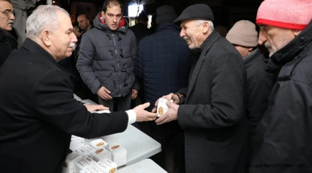 İLKADIM BELEDİYESİ  BÜYÜK CAMİ'İNDE VATANDAŞLARA KANDİL SİMİDİ DAĞITTI