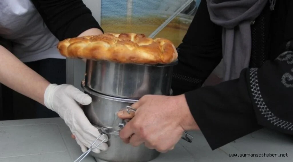   Tekkeköy Belediyesi iftar ve sahur yemekleriyle afet bölgesinde