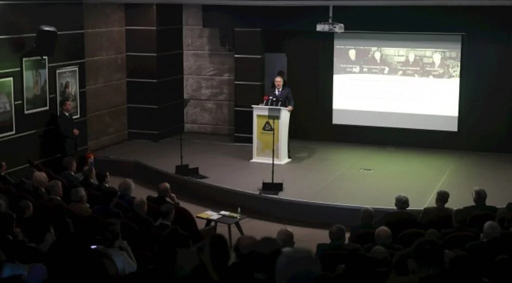  Bakan Akar: "İsrail'in, inancını ifade etmekten, uygulamaktan, ibadet etmekten başka duygu ve düşüncesi olmayan insanlara yaptığı eylemi şiddetle kınıyor, lanetliyorum." 