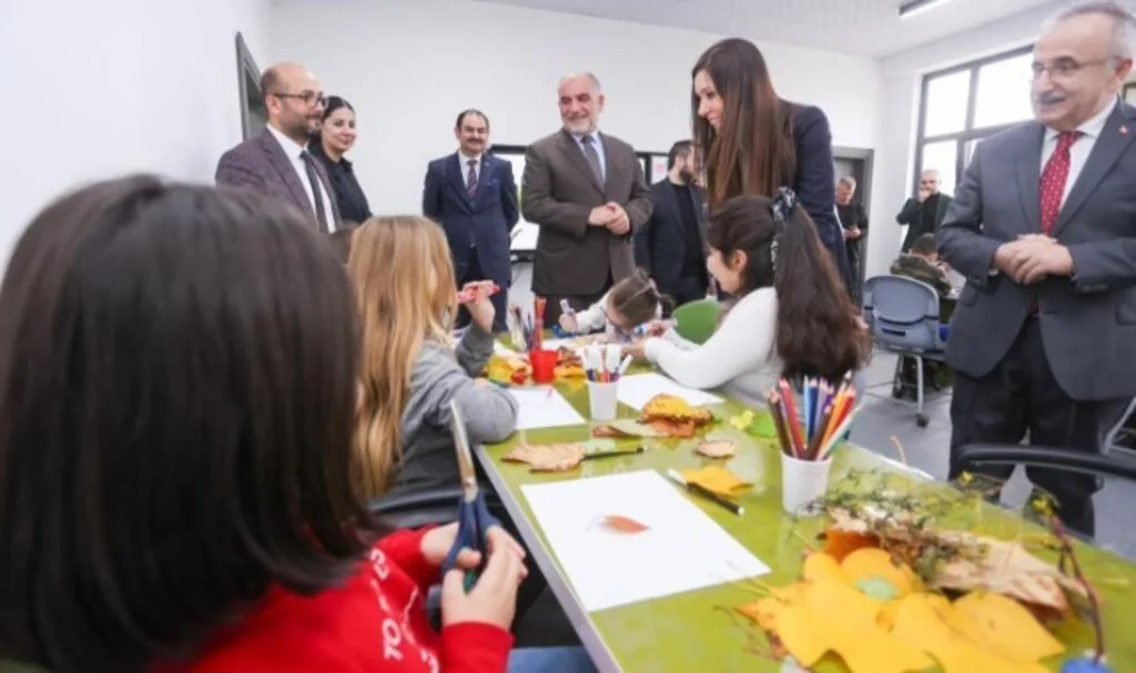 AK Parti Genel Başkan Yardımcısı Karaaslan ve Başkan Sandıkçı’dan Akıncı TİHA Pozu 